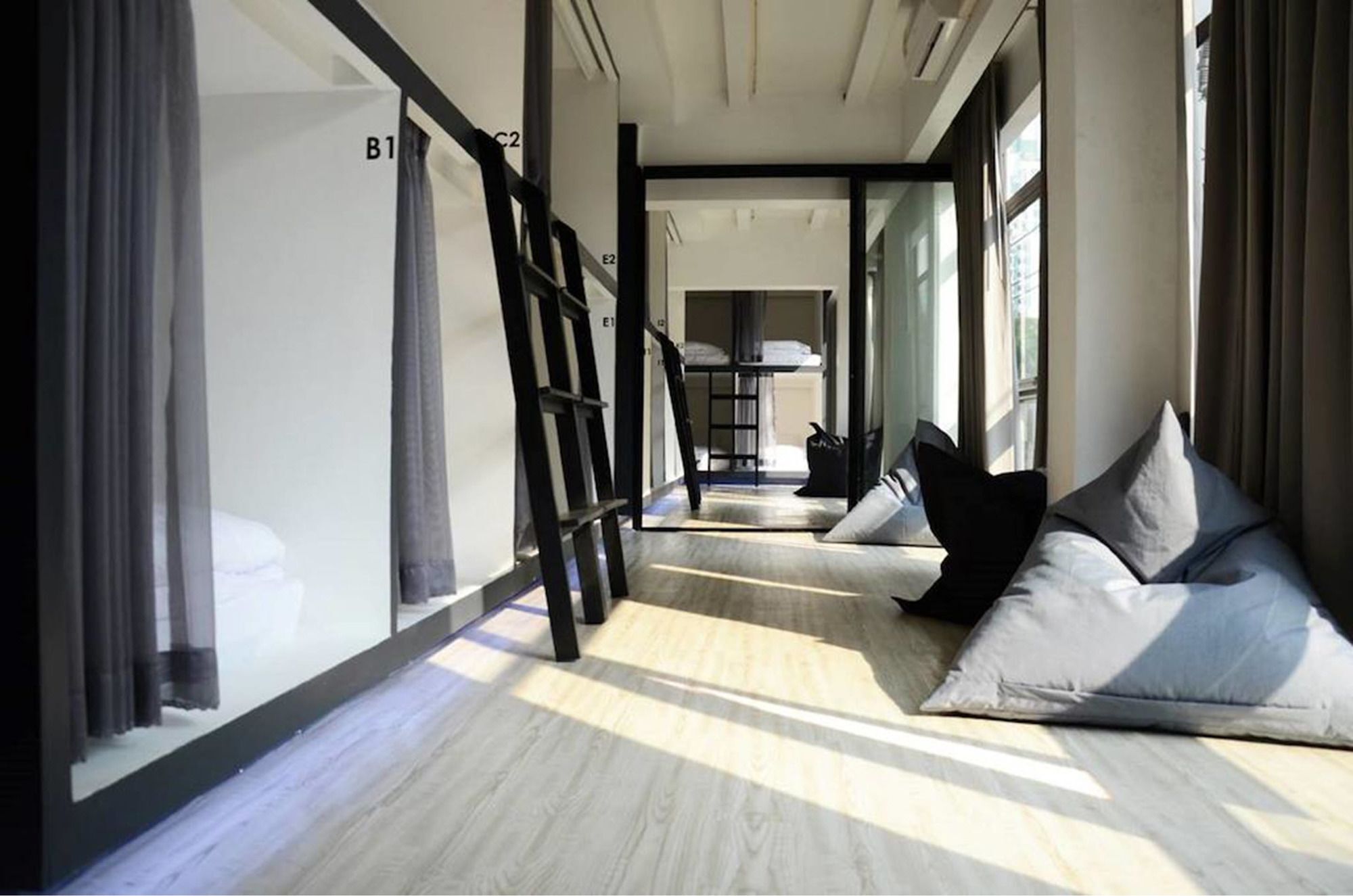 3 Howw Hostel At Sukhumvit 21 Bangkok Exterior photo